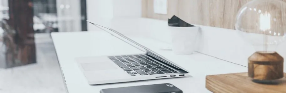 Tisch mit Laptop und Tischlampe