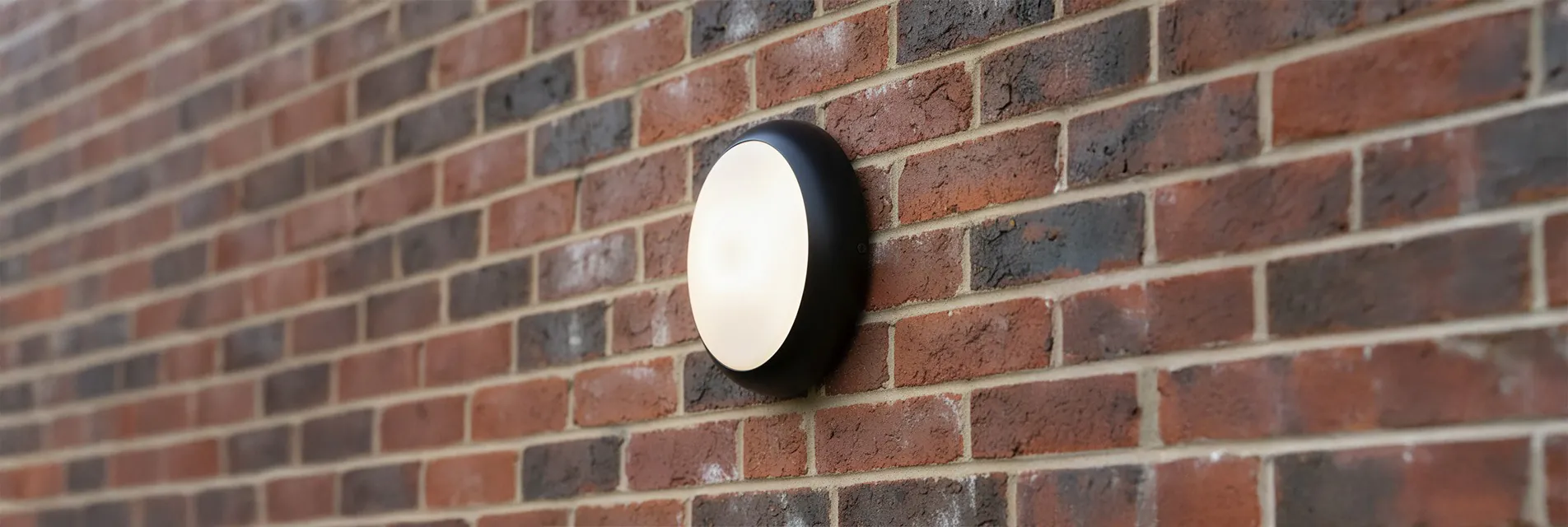 Noxion Bulkhead Pro 2 an einer Wand montiert 